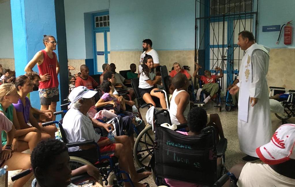 Padre Massimo Nevola durante un incontro con gente di Cuba