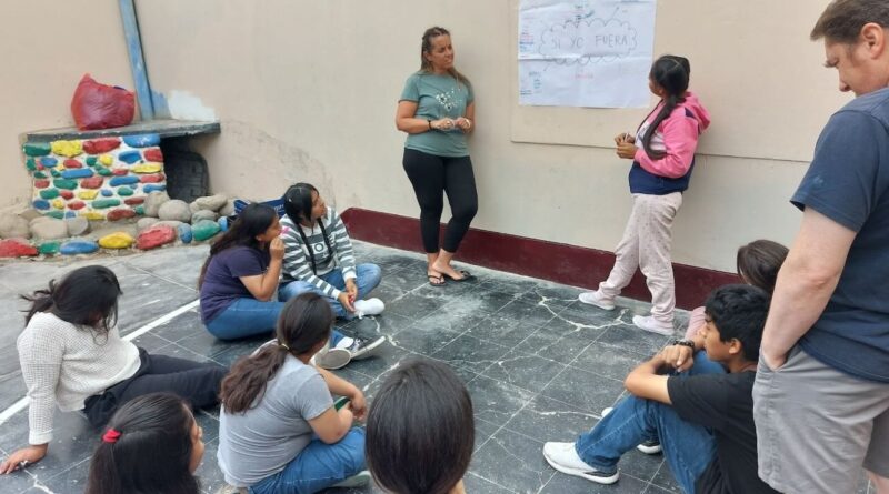 Gruppo di condivisione durante campo di volontariato in Perù