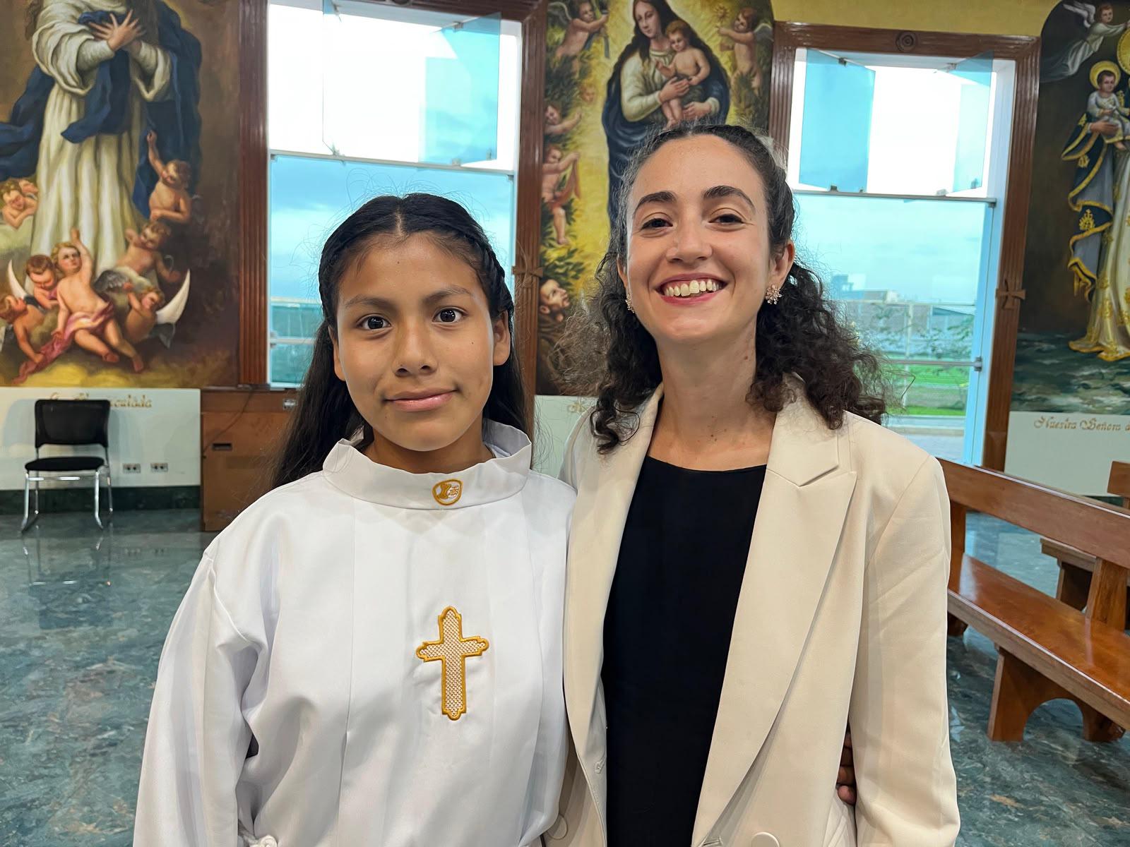 Martina Cossu con una ragazza peruviana che ha ricevuto il battesimo