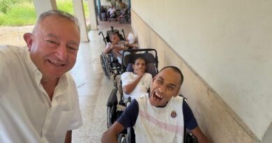 Massimo Nevola con gruppo ragazzi diversamente abili campo volontariato Cvx Cuba 2026
