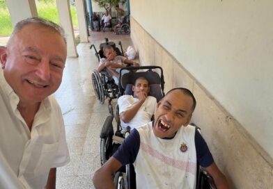 Massimo Nevola con gruppo ragazzi diversamente abili campo volontariato Cvx Cuba 2026