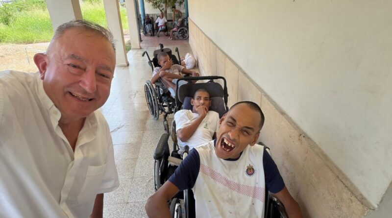 Massimo Nevola con gruppo ragazzi diversamente abili campo volontariato Cvx Cuba 2026